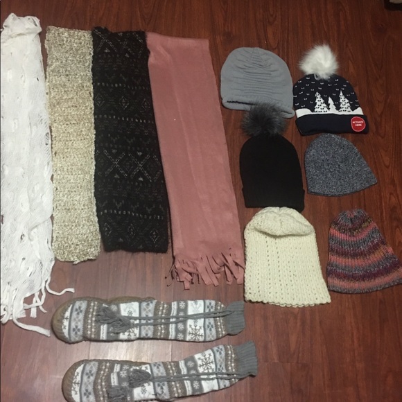Scarfs beanie hats slippers lot mint condition - Picture 2 of 8